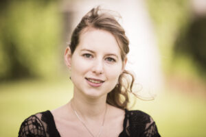 Portraitfoto von der Musikerin und Komponistin Adina Friis.