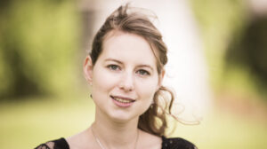 Portraitfoto von der Musikerin und Komponistin Adina Friis.
